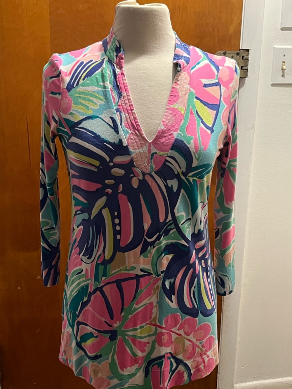 Lilly Pulitzer women’s floral long sleeve Gold Logo Print Top. Size XS V neck
